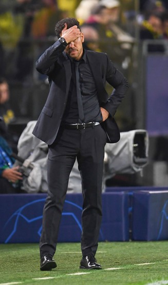 Simeone pensativo durante el partido frente al Dortmund. Foto: UEFA